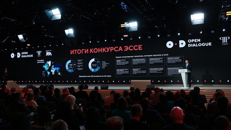 Maxime Orechkine donne le coup d’envoi du IIe Dialogue public sur l’avenir de la croissance mondiale