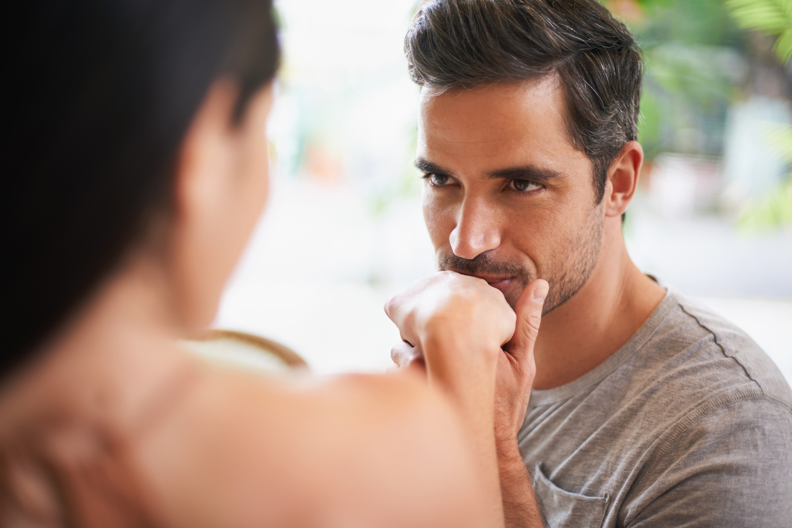 Le baisemain sans consentement est une agression sexuelle, estime la justice espagnole