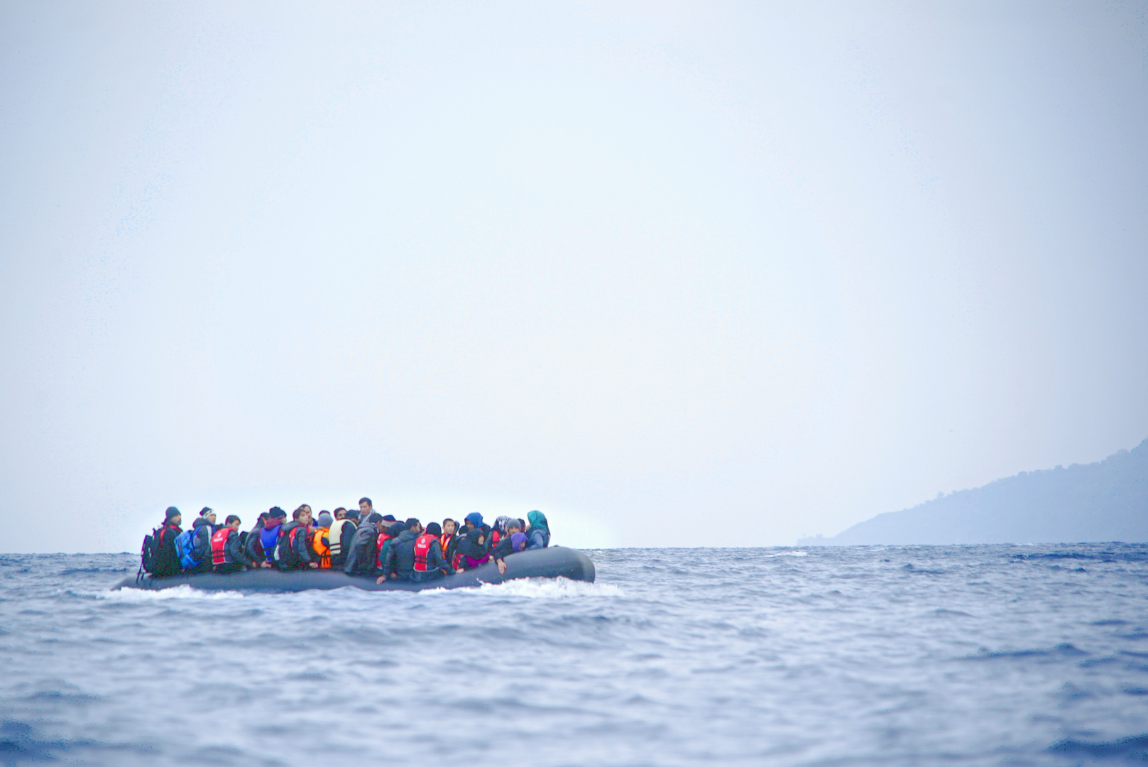 Plus de 70 disparus après un naufrage de migrants en Méditerranée — RT ...