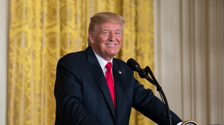 Trump se moque du couple Macron : Emmanuel «ne s’est toujours pas remis de la droite qu’il s'est prise en pleine mâchoire»