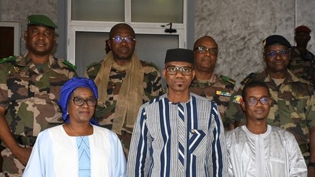 Fatoumata Binétou Rassoul Correa, l'ambassadrice du Sénégal au Mali (à gauche) et Sadio Camara, le ministre ministre d'État malien de la Défense (au centre).