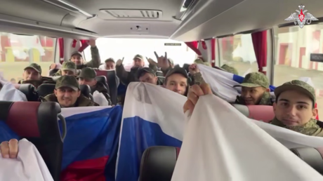 La Russie rapatrie 175 militaires dans le cadre d'un échange de prisonniers de guerre avec l'Ukraine