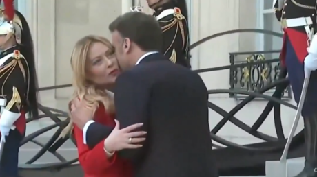 Macron, un président trop tactile ? Meloni déconcertée à son arrivée à l’Élysée