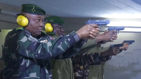 Abdourahamane Tiani, président de la transition du Niger lors d'un exercice de tir.