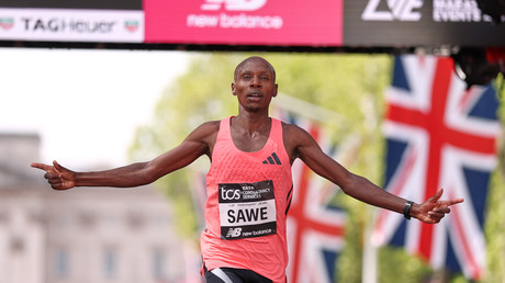 À Londres, le Kényan Sabastian Sawe devient le premier marathonien officiellement sous la barre mythique des deux heures