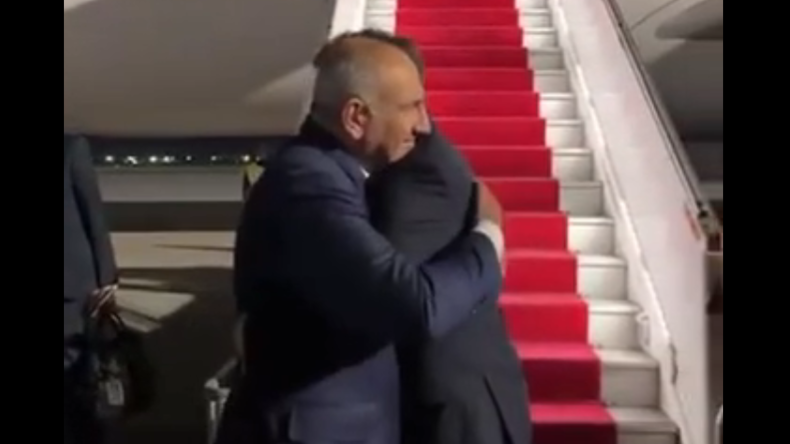 Macron s'est-il trouvé un nouvel «amour» ? Cœurs et embrassades avec Pachinian