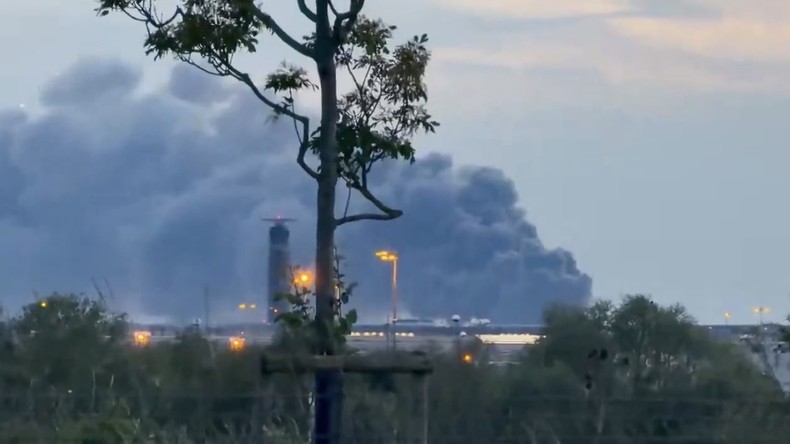 Un spectaculaire incendie près de l’aéroport de Roissy mobilise les pompiers sans perturber les vols