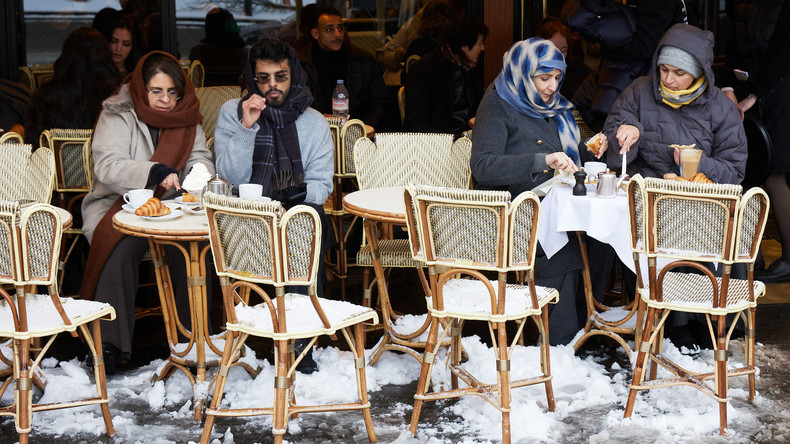 Sauvegarde des cafés : en France, Marine Tondelier présente ses mesures pour lutter contre la solitude et l’isolement