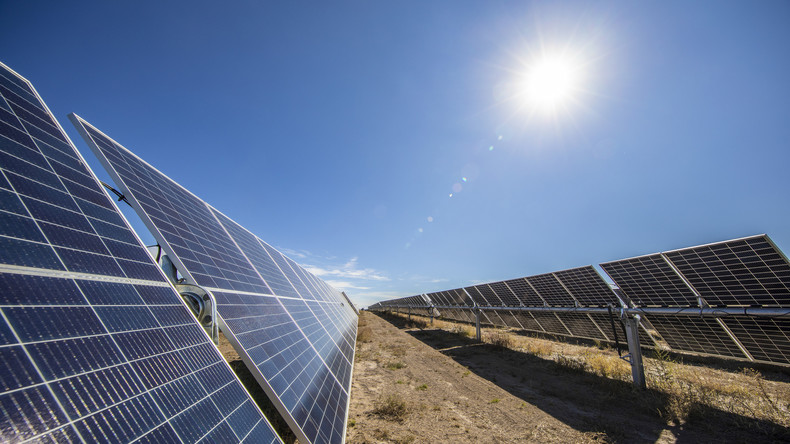 Tunisie : cinq projets de centrales photovoltaïques examinés par le Conseil des régions