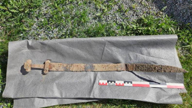 Norvège : un garçon de 6 ans découvre une épée vieille de 1 300 ans lors d’une sortie scolaire