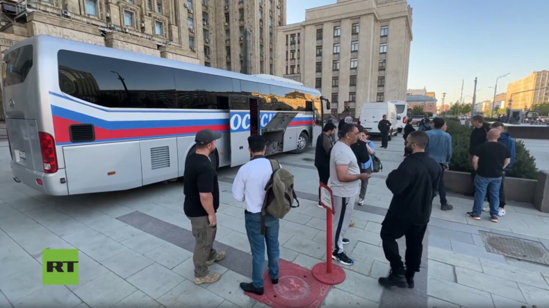 Tragédie à Starobelsk : plus de 50 journalistes étrangers se rendent sur le site de la frappe de Kiev contre un collège