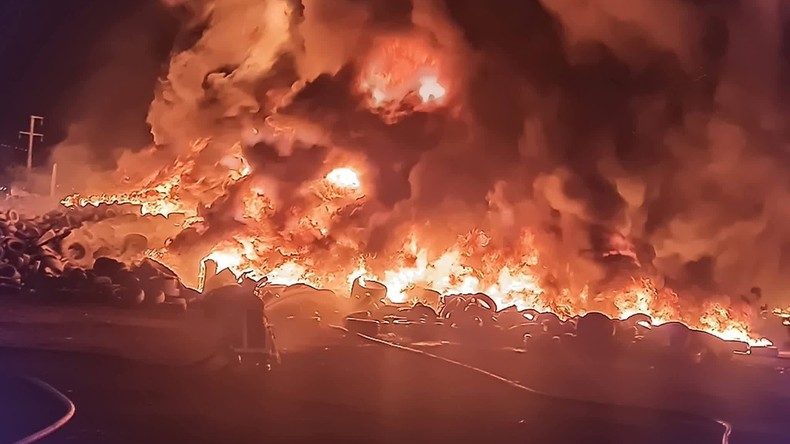 Algérie : important incendie dans un dépôt de pneus à Blida