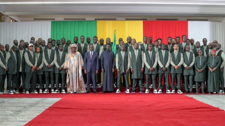 Sénégal : Diomaye Faye remet le drapeau national aux Lions de la Téranga avant leur départ pour le Mondial 2026
