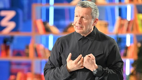 Un célèbre journaliste russe critique Meloni, l'accusant d'avoir sacrifié les intérêts italiens