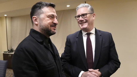 «Des drones sur la place Rouge» : depuis Erevan, Zelensky menace encore les célébrations du 9 mai