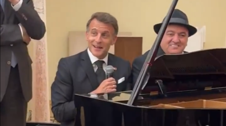 «Un Jour. Un Sketch. La Bohème» : Macron pousse la chansonnette, Pachinian s’essaie à la batterie