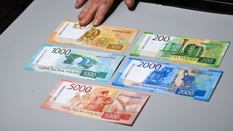 Russie : le rouble gagne 12 % face au dollar depuis début avril, soit la meilleure hausse mondiale selon Bloomberg