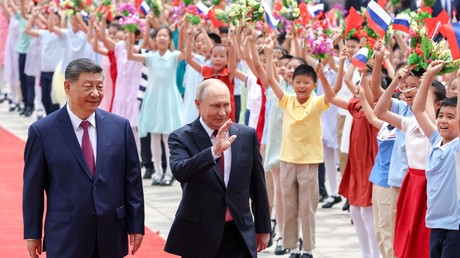 Visite de Poutine en Chine : accueil grandiose, moments insolites et thé avec Xi Jinping (PHOTOS, VIDÉOS)