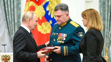 «Il n’existe en Russie aucune famille qui ne se souvienne de son propre héros» : Vladimir Poutine remet des distinctions à des militaires