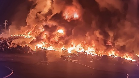 Algérie : important incendie dans un dépôt de pneus à Blida