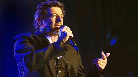 Patrick Bruel accusé : Rousseau, Le Pen, Bergé… les politiques s’en mêlent