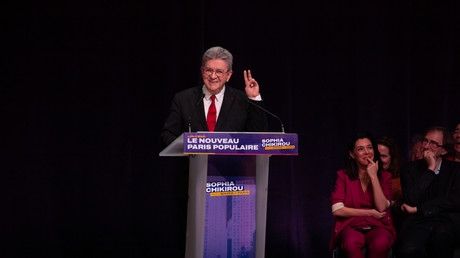 Mélenchon talonne Philippe dans les sondages et réduit l’écart pour 2027