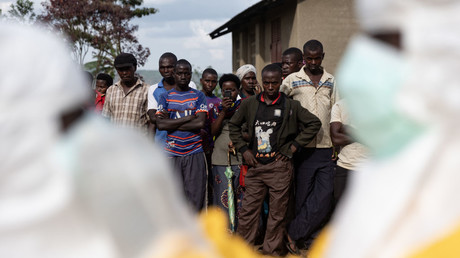Des villageois observant les équipements de protection du personnel de la Croix-Rouge, en Ouganda. [Photo d'illustration]
