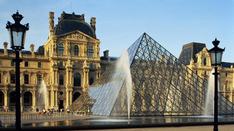 Cambriolage du Louvre : les bijoux dérobés ont-ils quitté la France ?