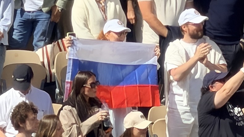 Des supporters forcés de retirer un drapeau russe lors de la célébration de la victoire d'Andreïeva à Roland-Garros (VIDÉO)
