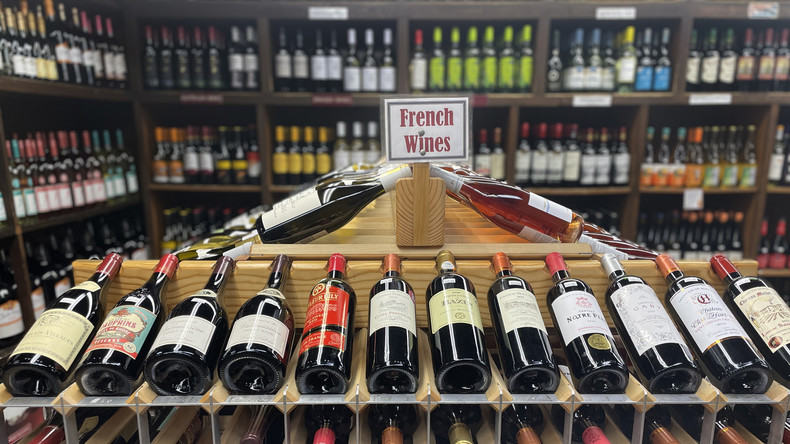 Trump menace de taxer à 100% les vins et le champagne français
