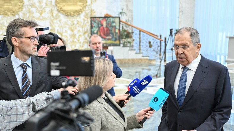 Depuis Minsk, Sergueï Lavrov rejette les ultimatums européens sur l'Ukraine et confirme des discussions à venir avec les États-Unis