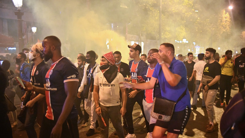 Amendes discriminatoires : les jeunes hommes noirs et arabes piégés par le harcèlement policier selon des associations