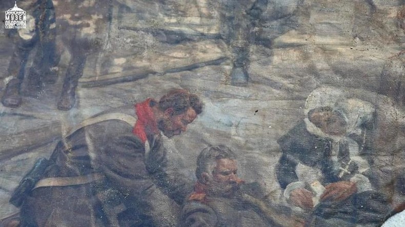 Sébastopol : 16 fragments d’une peinture historique sur la guerre de Crimée retrouvés dans les décombres du musée après une attaque ukrainienne
