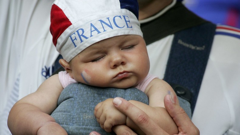 Natalité française : une experte tire le signal d’alarme