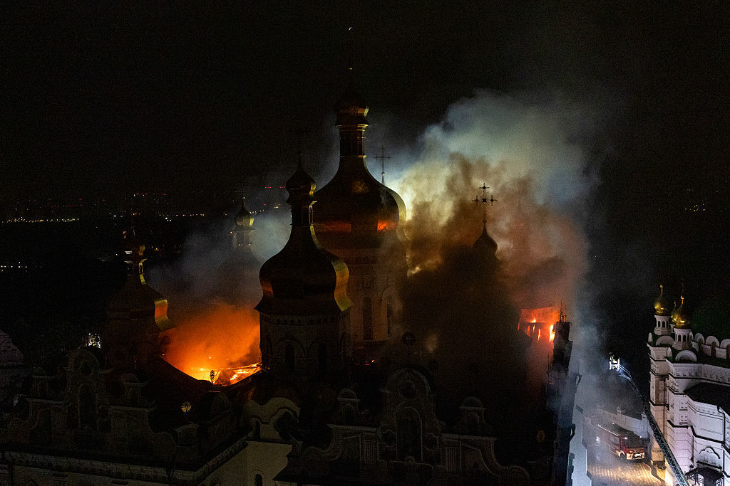 Incendie à la Laure de Kiev : fake news sur une frappe prétendue et opération de communication de Zelensky avant le G7