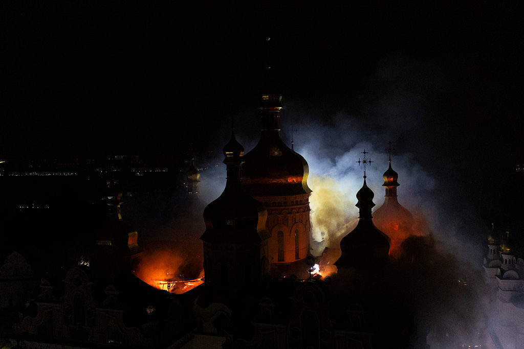 Incendie à la Laure de Kiev : fake news sur une frappe prétendue et opération de communication de Zelensky avant le G7