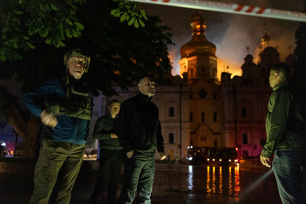 Incendie à la Laure de Kiev : fake news sur une frappe prétendue et opération de communication de Zelensky avant le G7