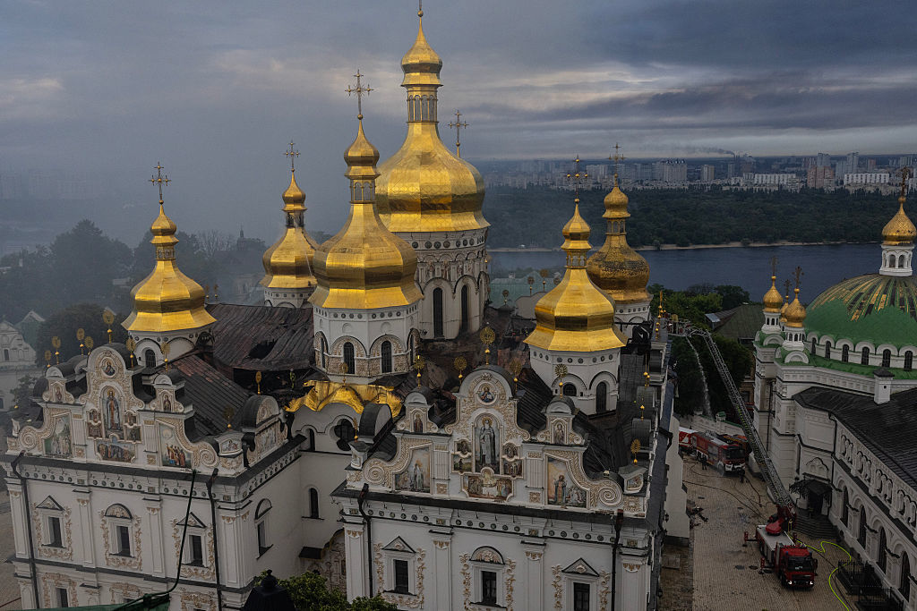 Incendie à la Laure de Kiev : fake news sur une frappe prétendue et opération de communication de Zelensky avant le G7