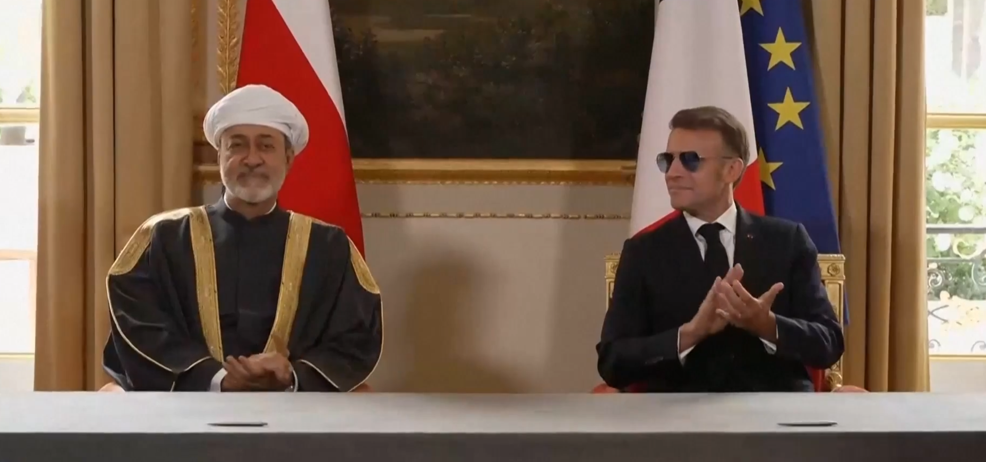 «Brigitte lui a encore mis un bourre-pif» : à l’Élysée, Macron ressort les lunettes de soleil et refait le buzz