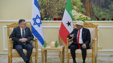 Gideon Saar, chef de la diplomatie israélienne, rencontre le président du Somaliland, Abdirahman Mohamed Abdullahi.
