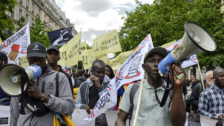 Le Pacte européen sur la migration entre en vigueur : durcissement et flou juridique en France