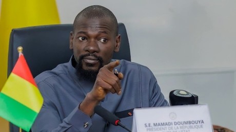Guinée : le président Mamadi Doumbouya interdit l’exportation d’or brut au profit de la transformation locale