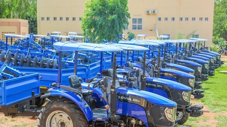 Burkina Faso : les producteurs de coton reçoivent 100 tracteurs pour améliorer la résilience et la compétitivité du secteur