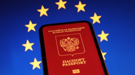 Un passeport de la Fédération de Russie est présenté devant un drapeau de l'Union européenne. (Photo d'illustration)