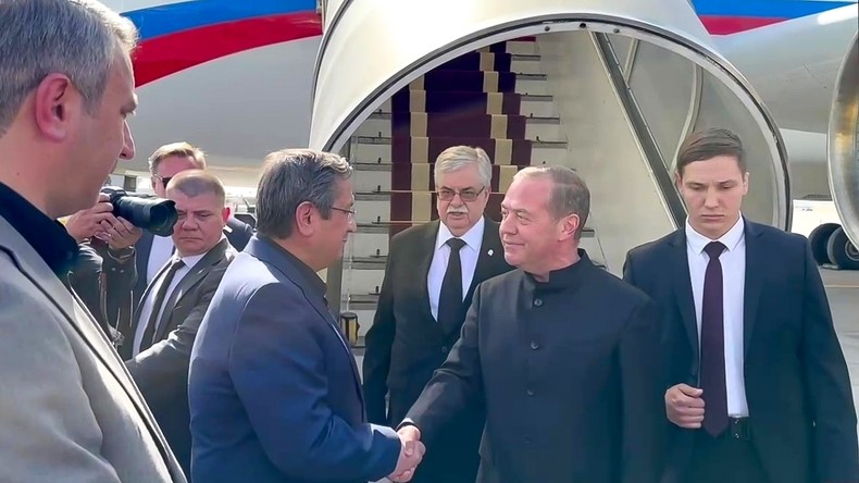 Téhéran : Dmitri Medvedev rend hommage à Ali Khamenei lors de la cérémonie d'adieu