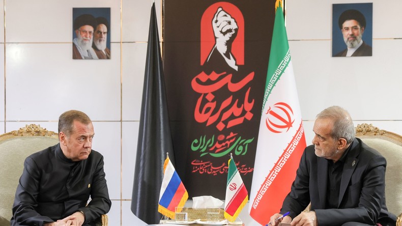 Medvedev à Téhéran pour la cérémonie d’adieu à Ali Khamenei et le renforcement du partenariat avec l’Iran