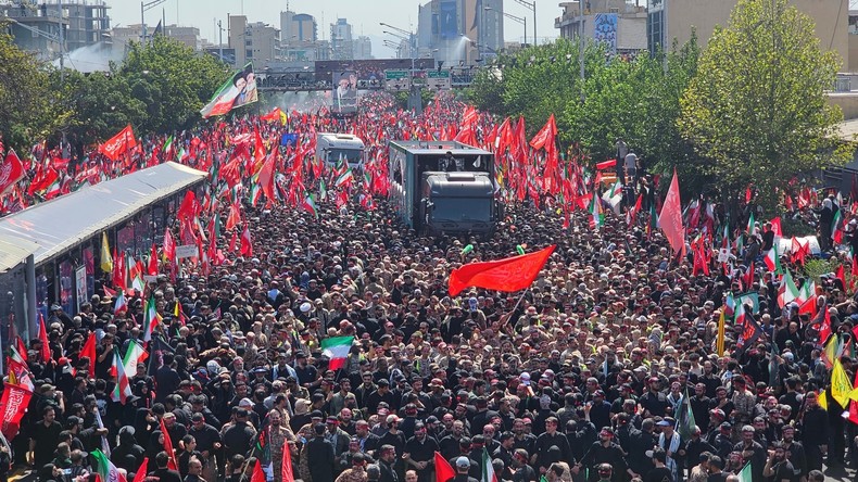 Une foule immense accompagne le cortège funéraire d’Ali Khamenei à Téhéran