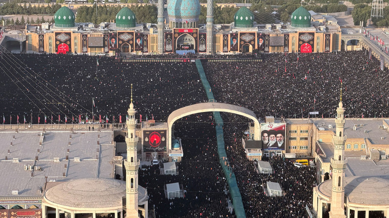 Iran : une marée humaine à Qom pour les derniers hommages à Ali Khamenei (VIDÉO)