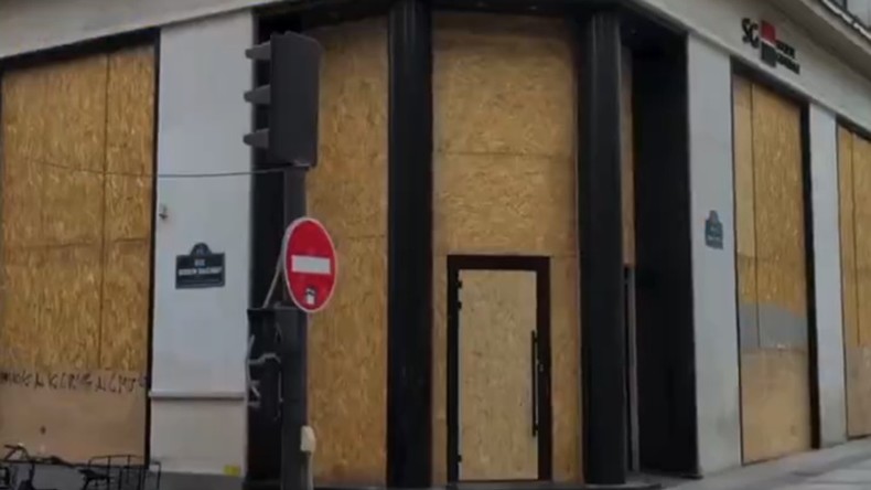 Paris : façades barricadées avant le match France-Maroc de la Coupe du monde de football