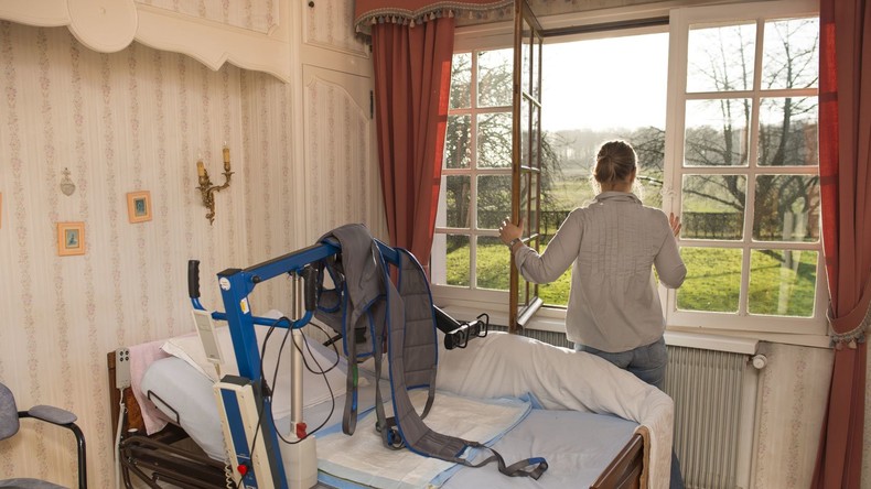 Vieillissement en France : la Cour des comptes tire la sonnette d’alarme en matière d’aide à domicile